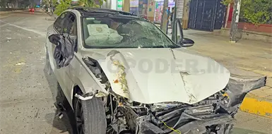 Se estampa contra un &aacute;rbol y una se&ntilde;al