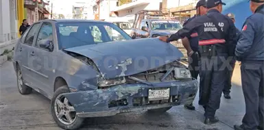 Se pasa el alto y provoca volcadura
