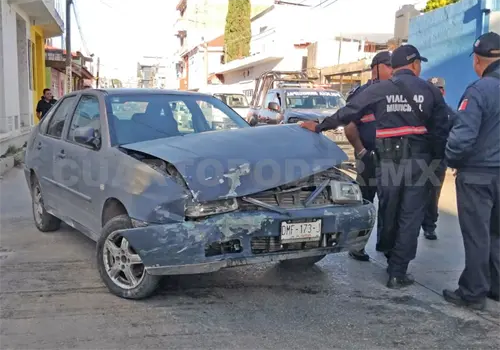 Se pasa el alto y provoca volcadura Se pasa el alto y provoca volcadura