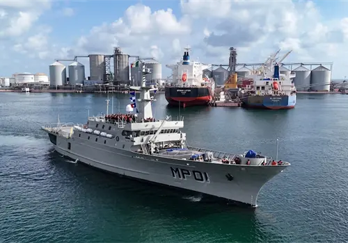 Zarpan 2 buques de Armada con v&iacute;veres a Venezuela