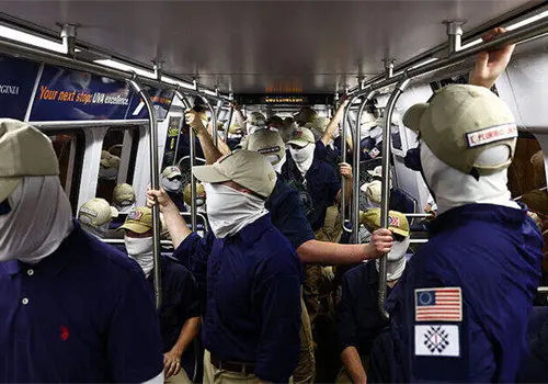 Supremacistas blancos marchan enmascarados