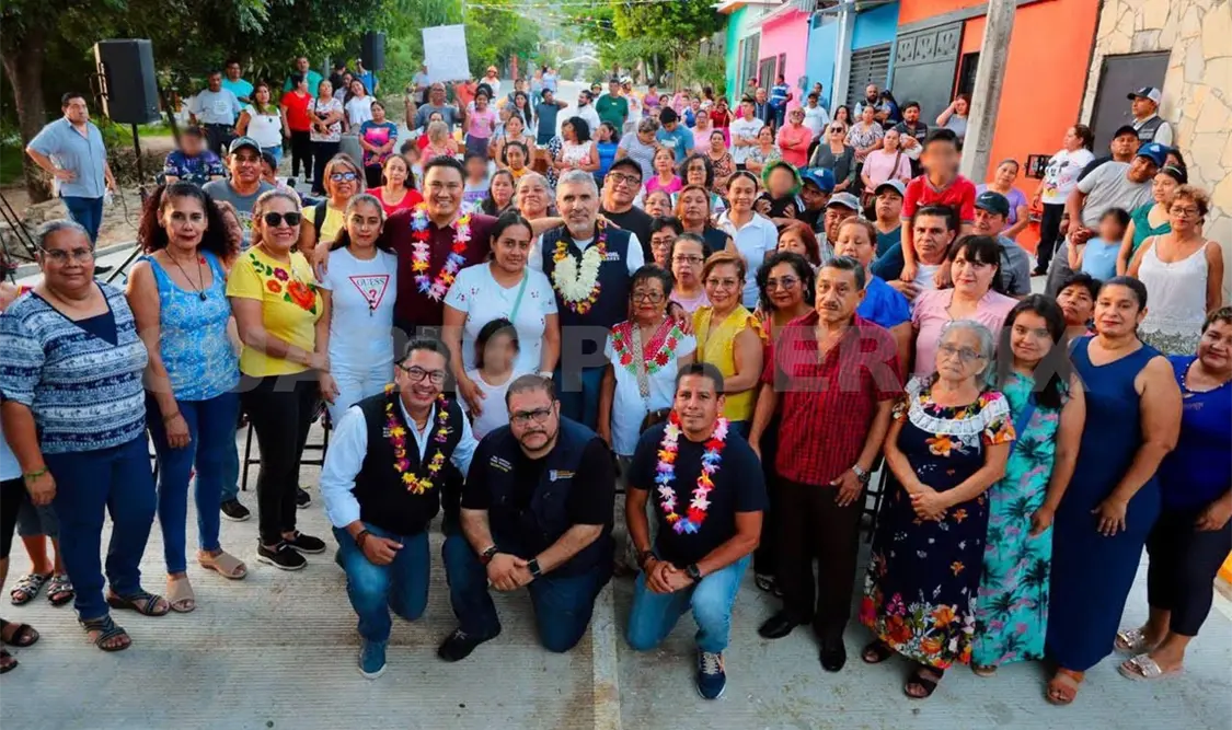 El alcalde capitalino junto a las y los habitantes de la colonia. Cortesía