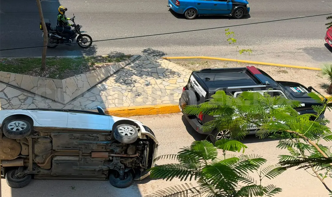 El Vento volcó tras haber provocado el fuerte accidente. Ulises Villalobos / CP