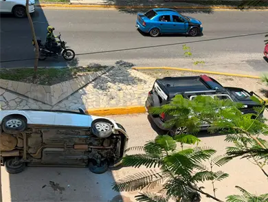 Arrolla a motoristas y termina volcando Arrolla a motoristas y termina volcando