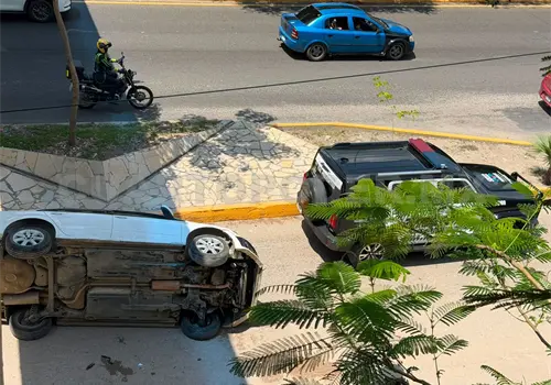 Arrolla a motoristas y termina volcando