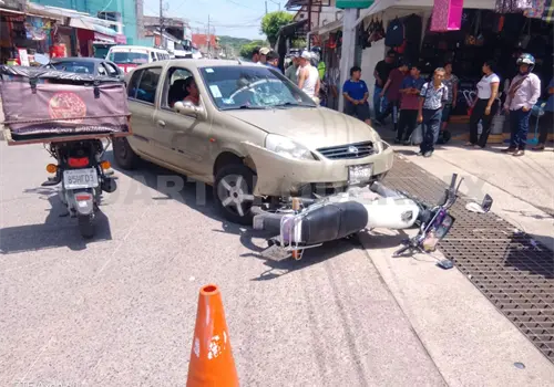 Encontronazo entre dos en cruce de calle y bulevar