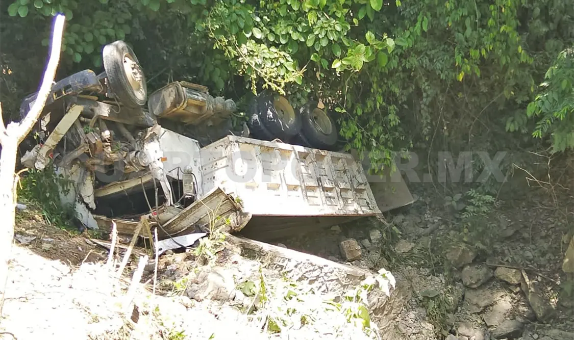Un automóvil particular y un camión de volteo volcaron en un tramo de curvas, quedando entre la maleza. Genaro Sánchez / CP
