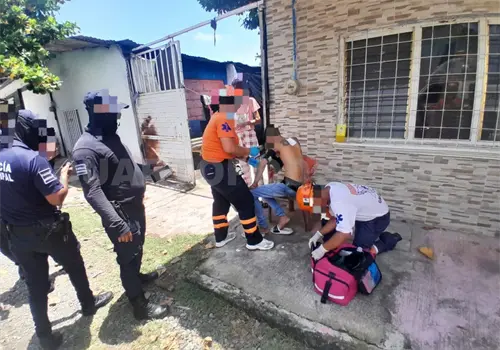 Lo balean dentro de su casa; hay tres detenidos