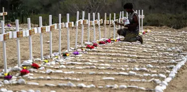 Sin identificar entierran a 150 cuerpos por sismos