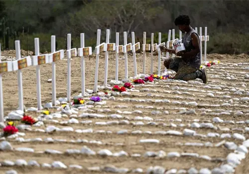 Sin identificar entierran a 150 cuerpos por sismos