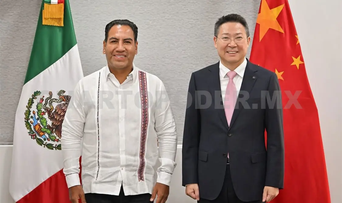 ERA junto al embajador Extraordinario y Plenipotenciario de la República Popular China en México, Chen Daojiang. Cortesía