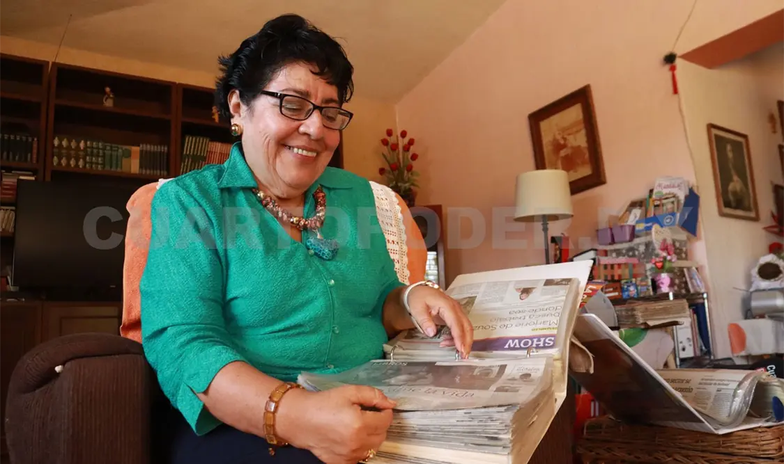 La maestra Georgina muestra con gran emoción su extenso archivo de páginas de Cuarto Poder. Samuel Meneses / CP