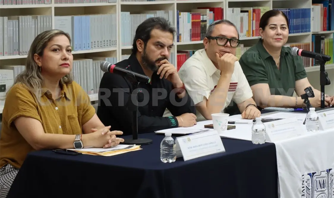 El rector Oswaldo Chacón junto al secretario de Educación en Chiapas, Roger Mandujano, presentaron el Reto Marte Unach 2026. Diego Pérez / CP
