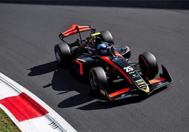 Mexicano Villag&oacute;mez brilla en Silverstone