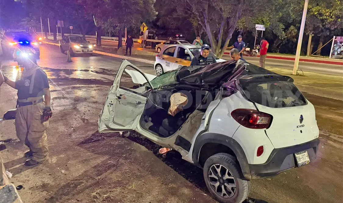 Vecinos y automovilistas que circulaban por el libramiento Sur Oriente realizaron las labores de rescate de los ocupantes. Ulises Villalobos / CP