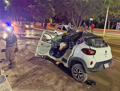 Vuelca autom&oacute;vil y deja a dos personas prensadas