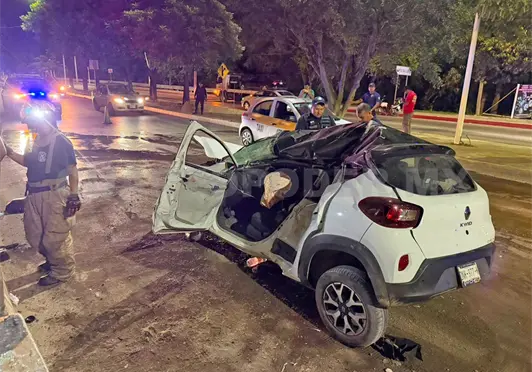 Vuelca automóvil y deja a dos personas prensadas Vuelca automóvil y deja a dos personas prensadas