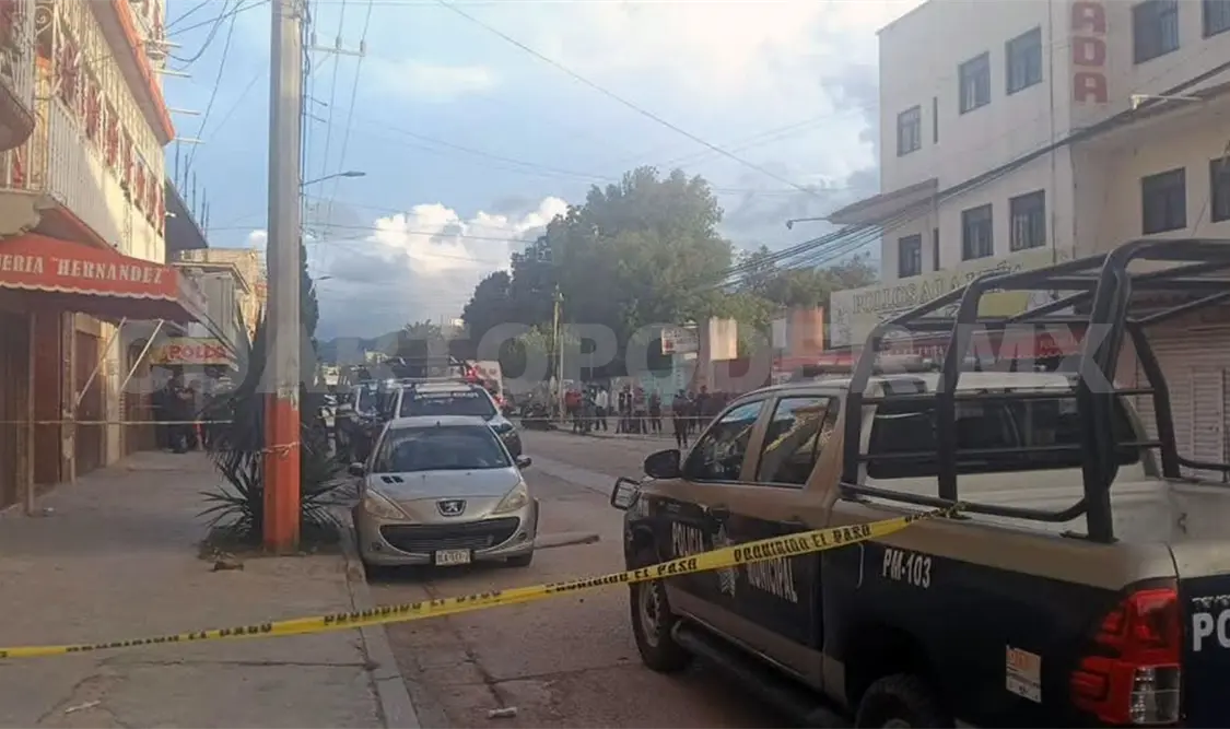 Policías municipales aseguraron el área y el automóvil donde fue localizado el cuerpo. Manuel Martínez / CP