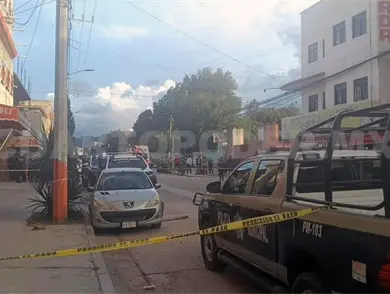 Hallan cad&aacute;ver dentro de auto estacionado