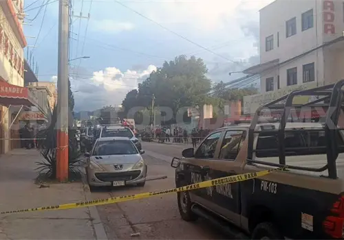 Hallan cad&aacute;ver dentro de auto estacionado