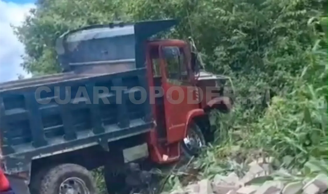 El material transportado quedó esparcido a orilla de la vialidad. Manuel Martínez / CP