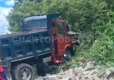 Chofer de volteo resulta lesionado Chofer de volteo resulta lesionado