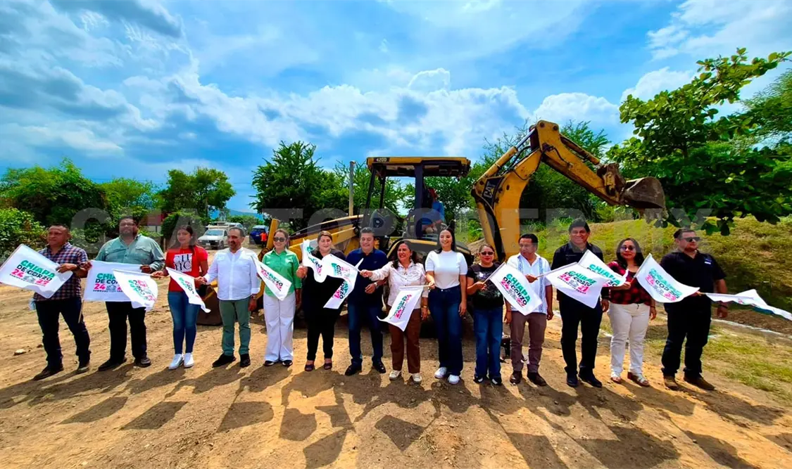 La rectora celebró el reciente inicio de la obra para construir una cancha techada en la subsede. Cortesía