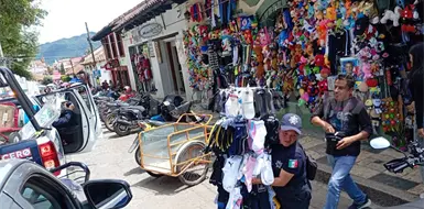 Retiran objetos que obstru&iacute;an la v&iacute;a p&uacute;blica