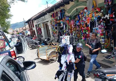 Retiran objetos que obstruían la vía pública Retiran objetos que obstruían la vía pública