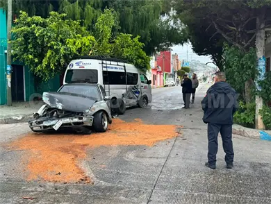 Encontronazo mañanero en esquina de avenida Encontronazo mañanero en esquina de avenida