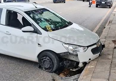 Se estrella auto en poste de señal; tres heridos Se estrella auto en poste de señal; tres heridos