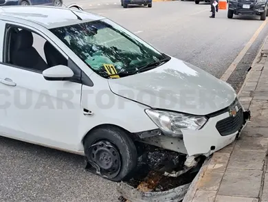 Se estrella auto en poste de señal; tres heridos Se estrella auto en poste de señal; tres heridos