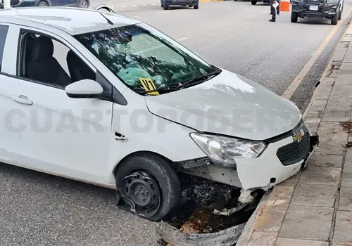 Se estrella auto en poste de señal; tres heridos Se estrella auto en poste de señal; tres heridos