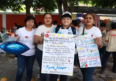 Con batucada y globos despiden a egresados