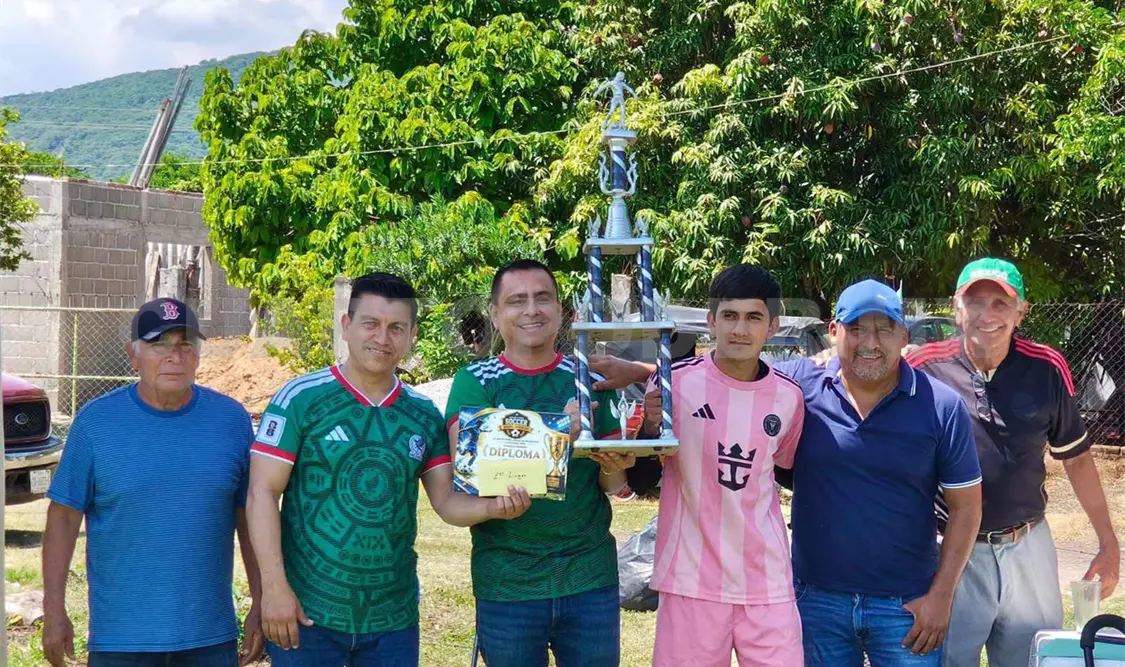 Cazadores levantó el trofeo de campeón tras imponerse ante Espartanos Junior en la final de la Liga Municipal de Chiapa de Corzo. Cortesía