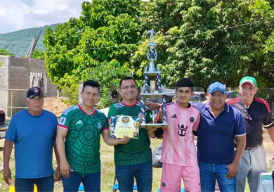 Cazadores, monarca de Liga Juli&aacute;n Grajales