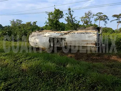 Vuelca pipa cargada de gasolina en la Costera