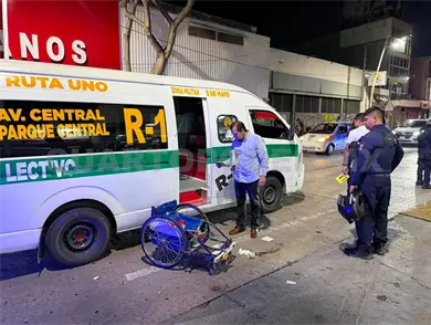 Embiste combi a anciano y le aplasta el rostro Embiste combi a anciano y le aplasta el rostro