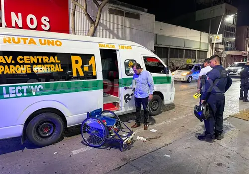 Embiste combi a anciano y le aplasta el rostro Embiste combi a anciano y le aplasta el rostro