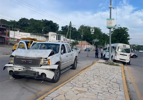 Colisión vehicular salda con tres lesionados Colisión vehicular salda con tres lesionados