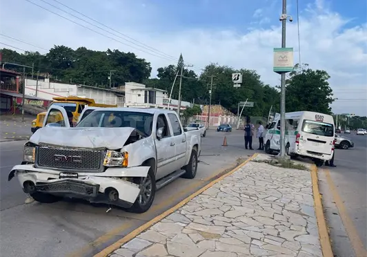 Colisión vehicular salda con tres lesionados Colisión vehicular salda con tres lesionados