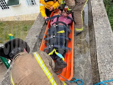 Recibe descarga el&eacute;ctrica arriba de edificio