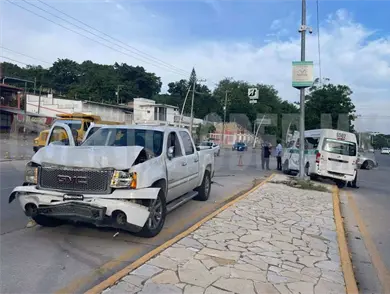 Colisi&oacute;n vehicular salda con tres lesionados