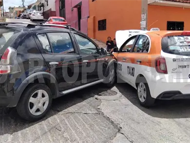 No respeta la preferencia y se impacta en taxi