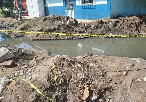 Aguas negras inundan colonia de Huixtla