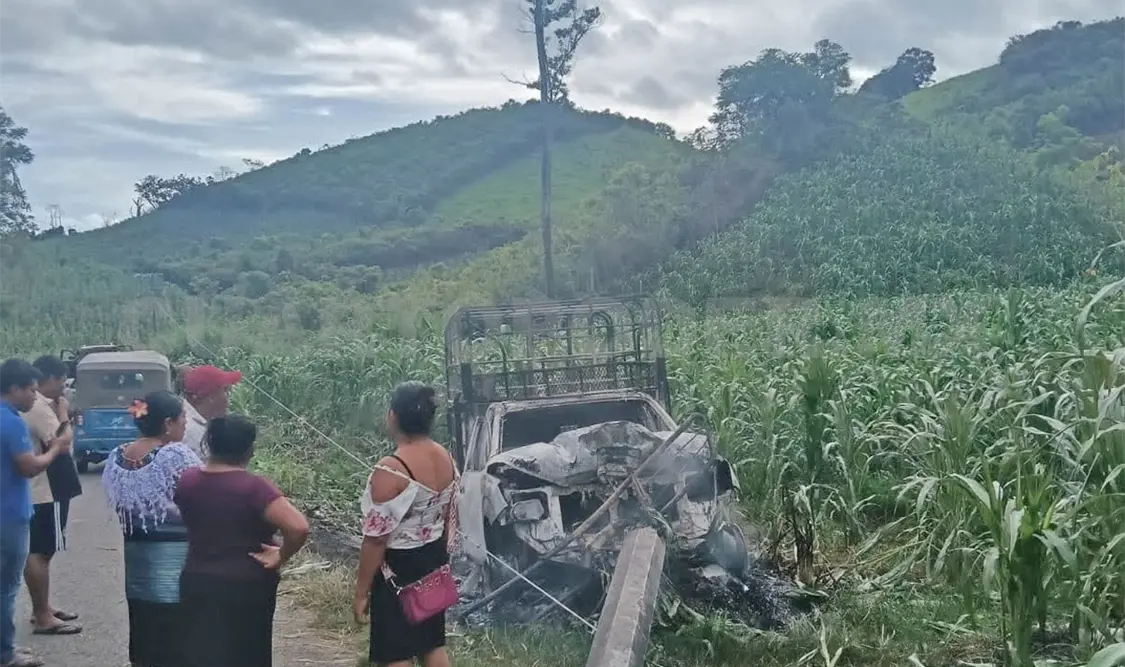 La Nissan fue calcinada por el fuego. Genaro Sánchez / CP