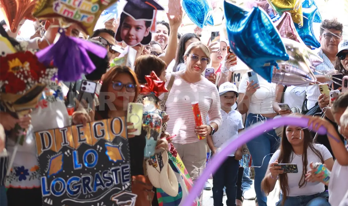 Los regalos y convivios son los gastos más frecuentes en este temporada. Ramón García / CP