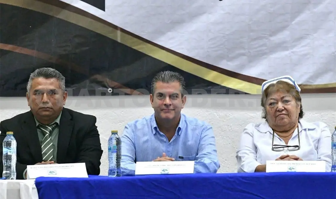 Yamil Melgar asistió como invitado de honor a la ceremonia de graduación de la Escuela de Enfermería de Tapachula. CP