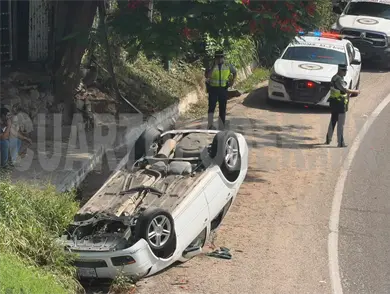 Se accidenta autom&oacute;vil por una mala maniobra