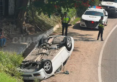 Se accidenta autom&oacute;vil por una mala maniobra